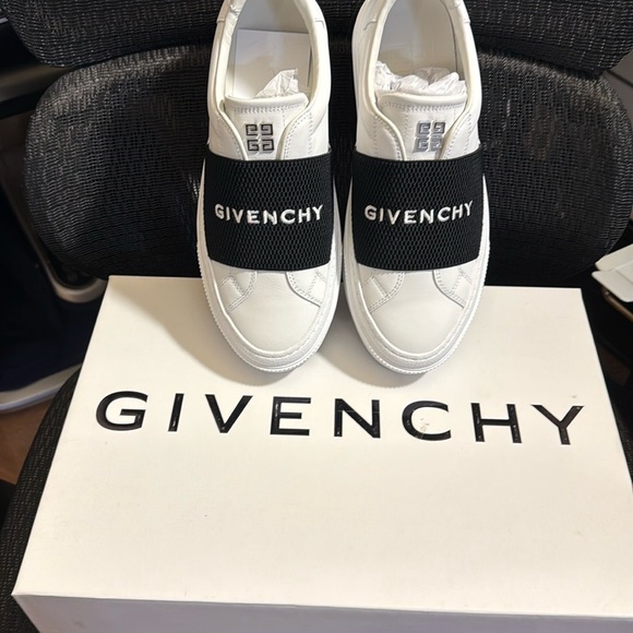 Givenchy Black and White Designer Sneakers with Bold Logo - Picture 6 of 10
